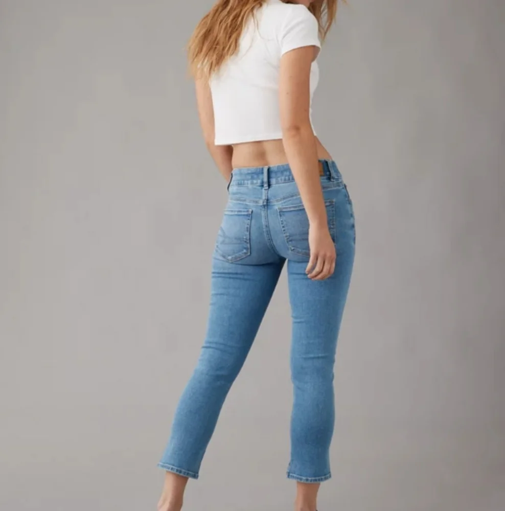 BNWOT.  AE Next Level Low-Rise Artist. Light Blue Ankle Jeans. 10 Short "10P" - Picture 3 of 10